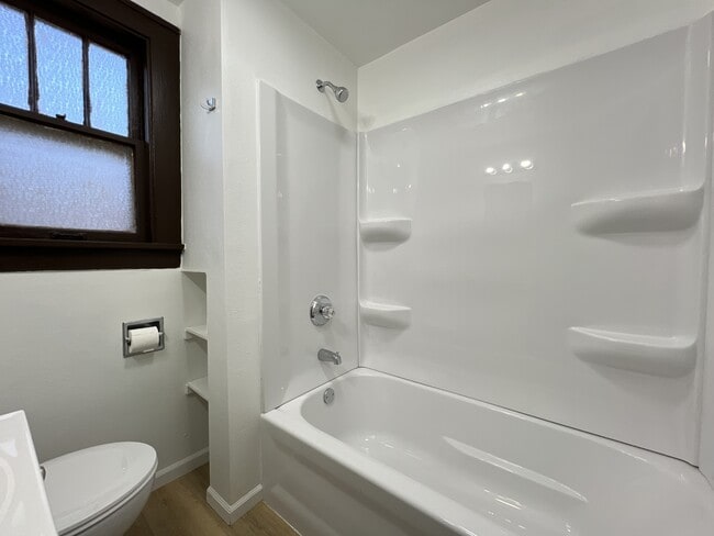 Building Photo - 320 E 26th St