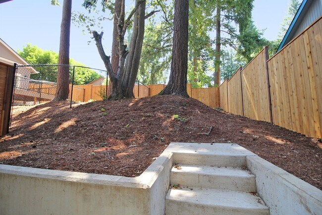 Building Photo - 4660-4660 SW Fairvale Ct