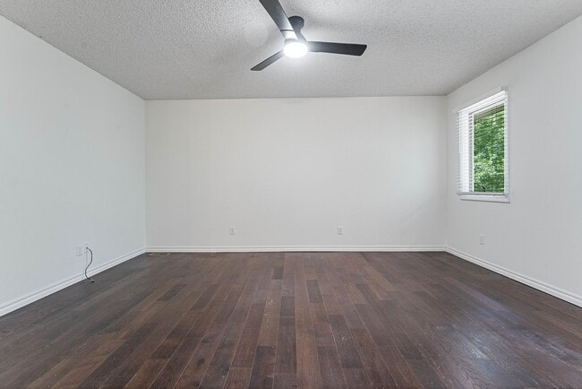 Building Photo - 7 Whitwick Ln