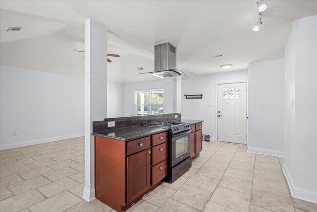 Building Photo - 15116 Rosewood St