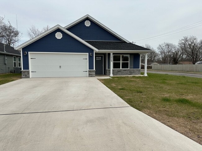 Building Photo - New build, 3 bed/2 bath, stainless steel appliances, two car garage, fenced in back yard!!!!