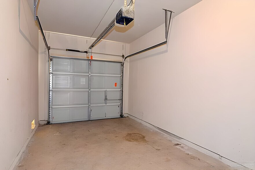 Building Photo - 7818 Kingsbury Wood