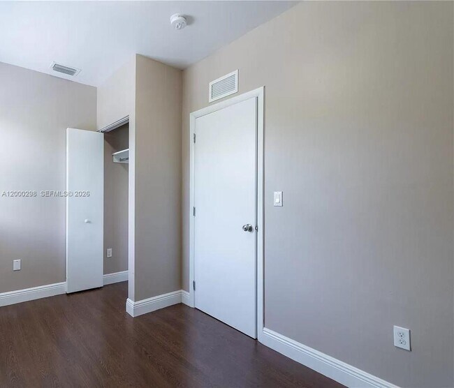 Building Photo - 5416 NE 1st Ct