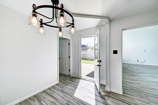 Building Photo - 12915 Stratford Heights Dr
