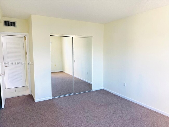 Building Photo - 400 Kings Point Dr