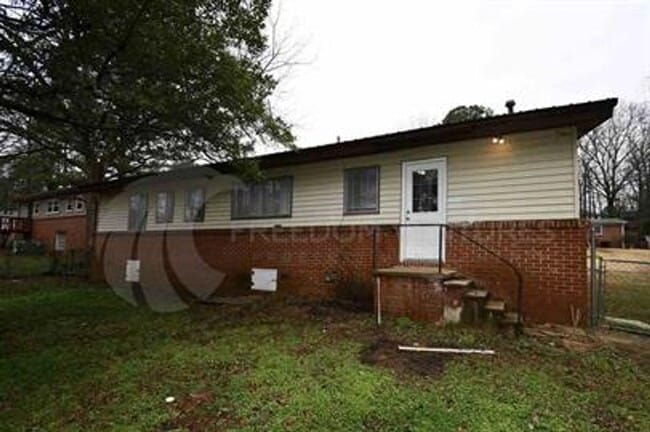 Building Photo - Charming 3BR/2BA Brick Home with Fenced Yard