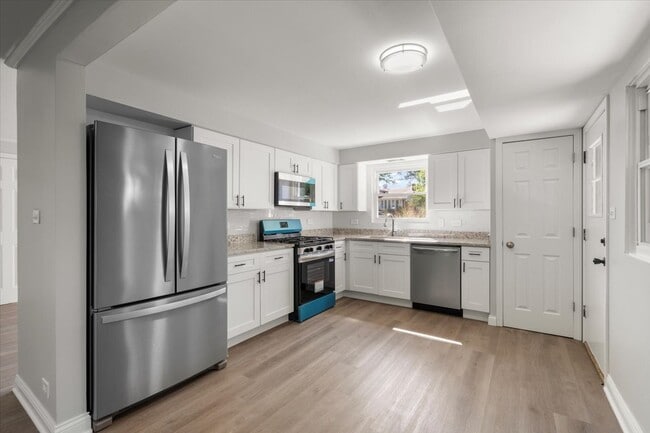 Building Photo - 1704 N Drury Ln