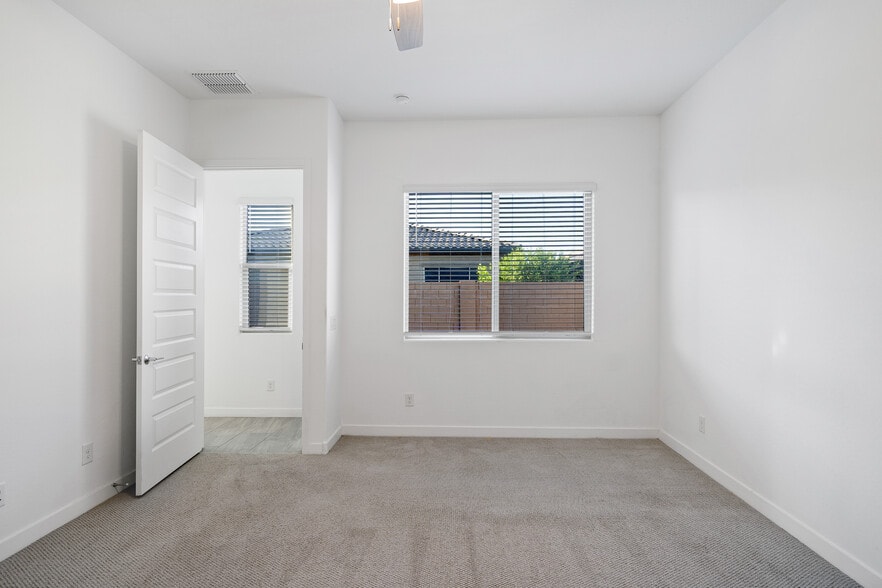 Building Photo - 9738 E Tiburon Ave