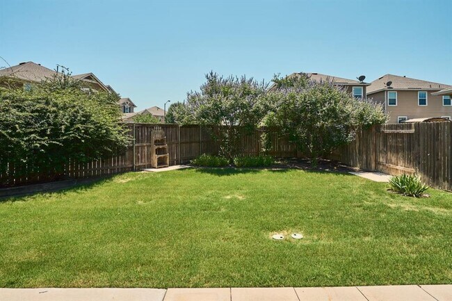 Building Photo - 144 Holstein St