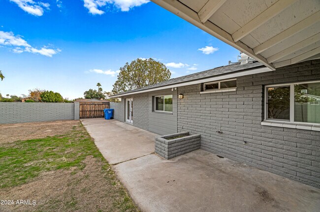 Building Photo - 4812 W Greenway Rd