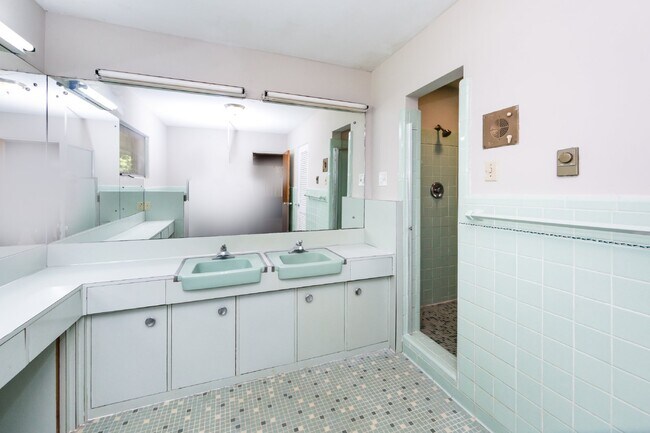 Building Photo - "Charming 3-Bedroom Oasis with 2 Full Baths – Spacious 2,295 Sq Ft Home in Charlotte's Heart!"