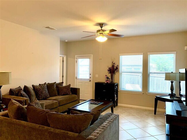 Building Photo - 2304 S Lakeline Blvd