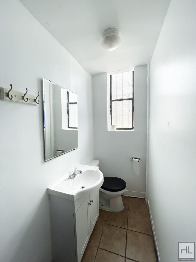 Building Photo - Spacious Bushwick 2-Bed 1-Bath / Maria Her...