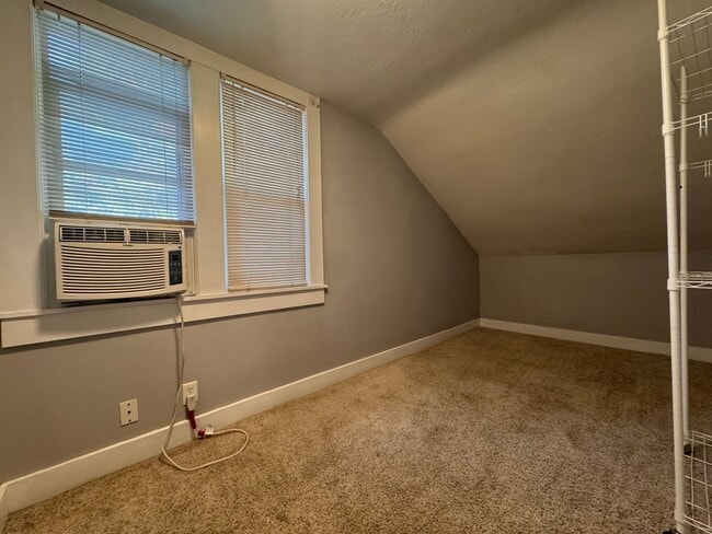 Building Photo - 120 S Roop St