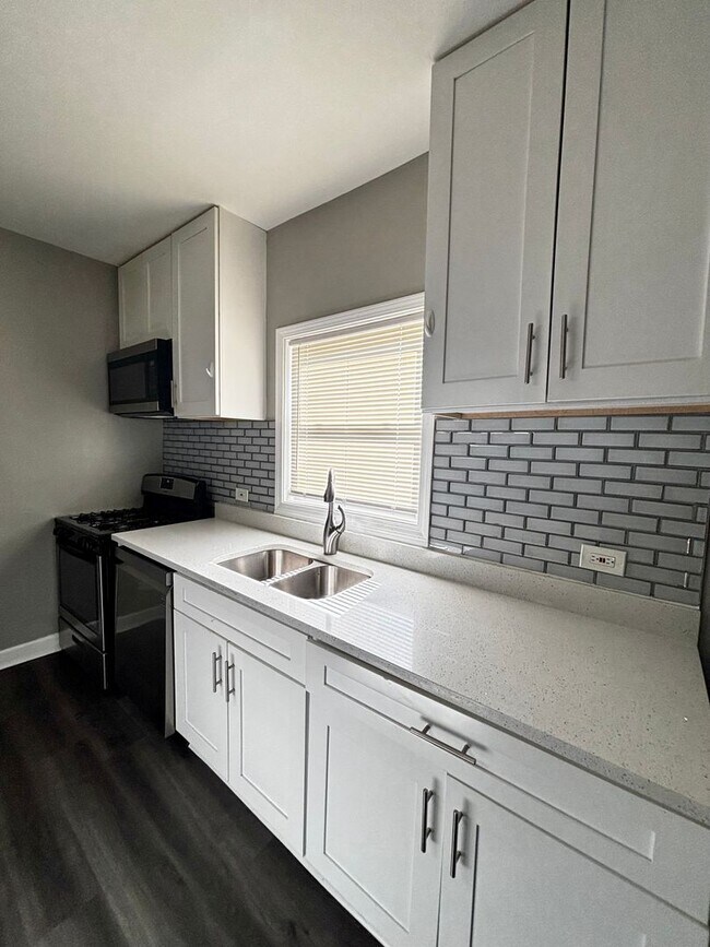 Building Photo - 4 Bedroom Beauty