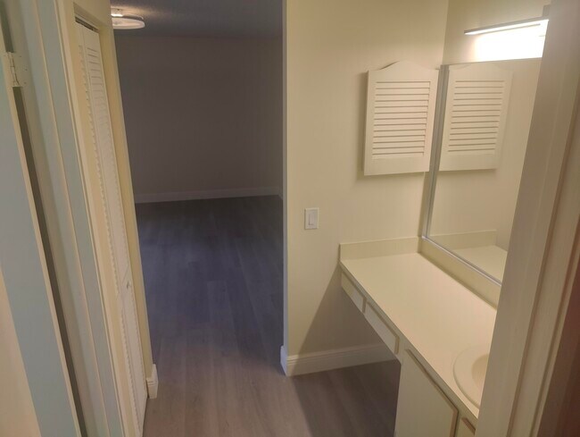 Building Photo - 302 Lakeview Dr E