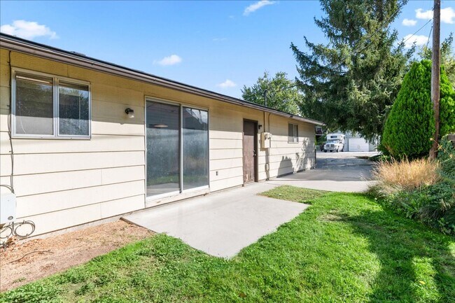 Building Photo - 2 Bedroom 1 Bathroom Duplex on the Boise B...