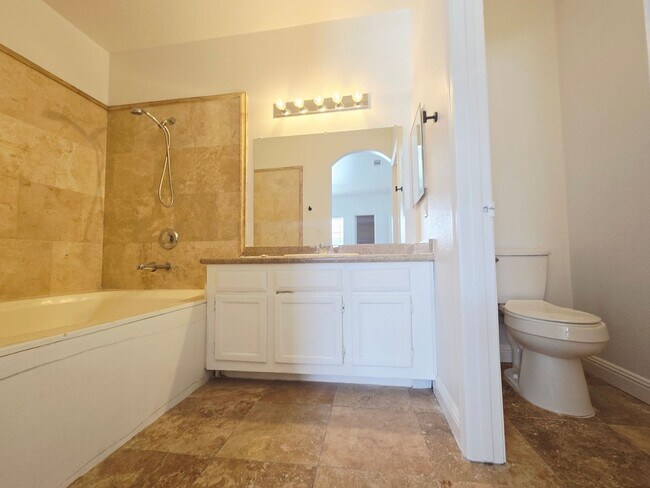 Building Photo - ONE BEDROOM ONE BATH UPSTAIRS CONDO!