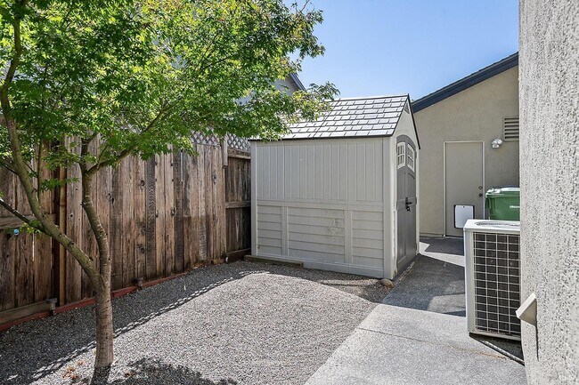 Building Photo - Two Level Home in Windsor with 4 Bedroom and 3 full Bath