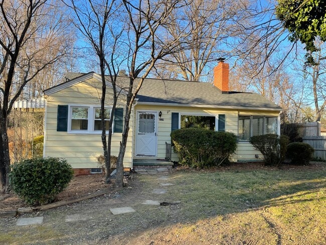Primary Photo - Renovated 2 BR Convenient to Battleground