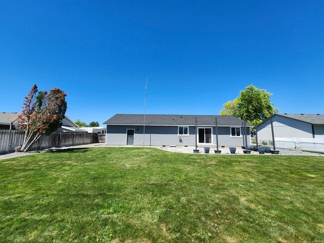 Building Photo - Beautiful Pasco Home w/Peaceful Backyard