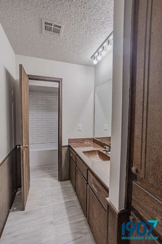 Building Photo - Charming Brick Home with Modern Updates and Large Backyard in Moore!