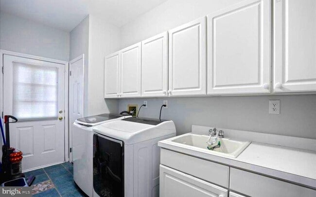 Building Photo - 6 Hedgecroft Dr