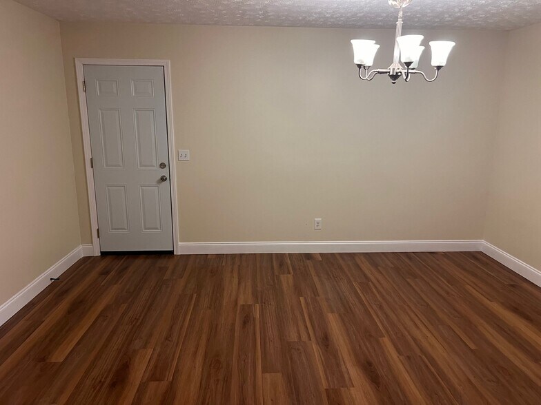 Building Photo - 5115 Twin Oaks Ln