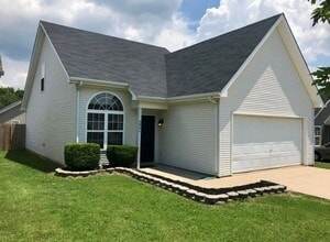 Building Photo - Nice 3 bedroom, 2.5 bath, 2 car garage, Mu...