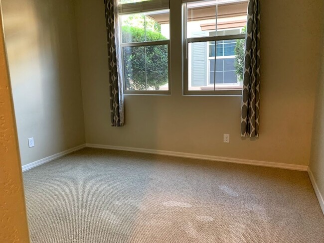 Building Photo - 4 BEDROOM PLUS LOFT, BUILT IN BBQ WITH COMMUNITY POOL