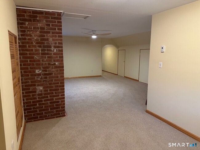 Building Photo - 989 N Farms Rd