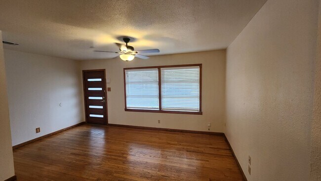 Building Photo - Charming 3-Bedroom Home in Highly Sought-A...