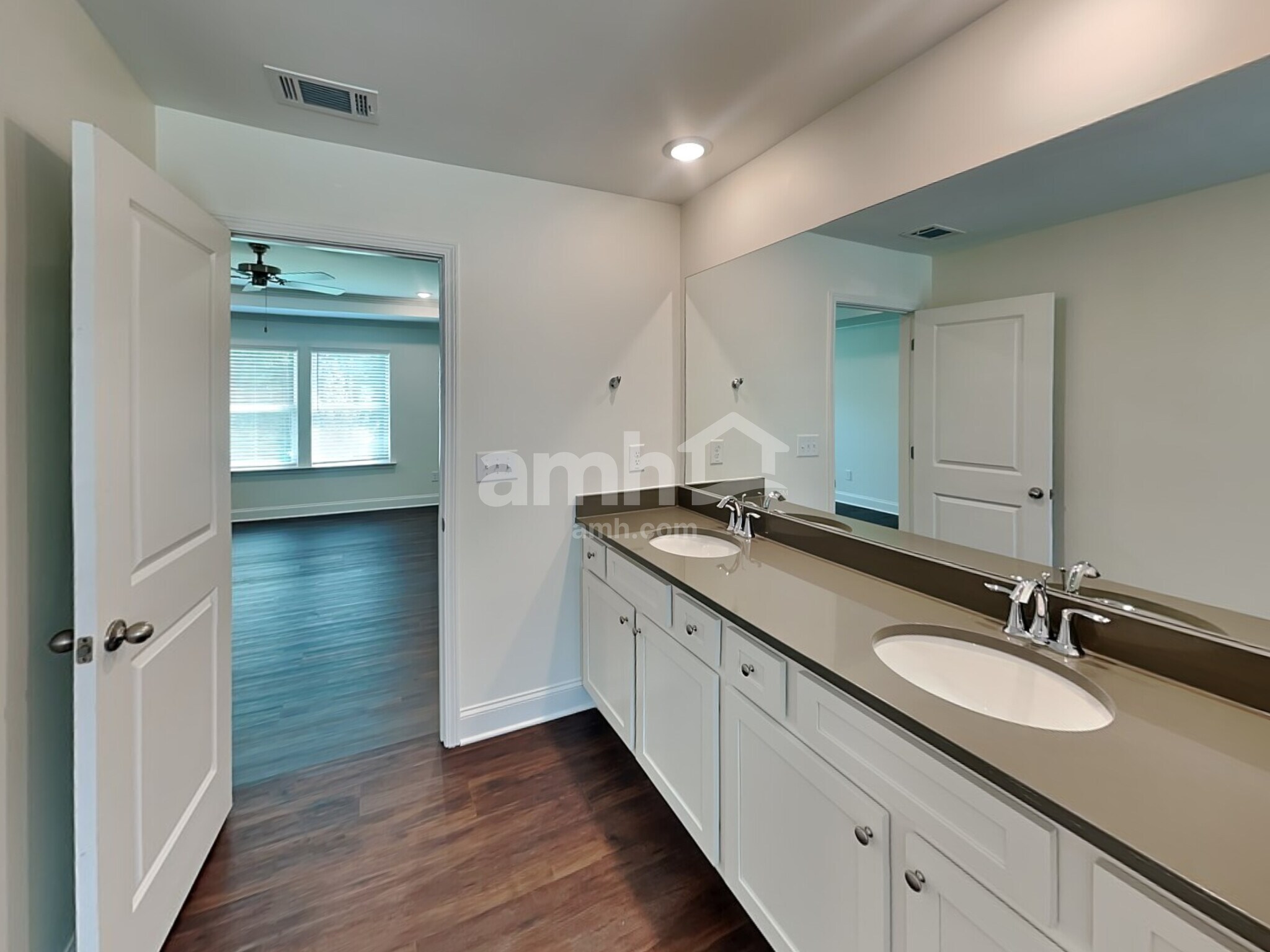 Building Photo - 3860 Chivalry Dr