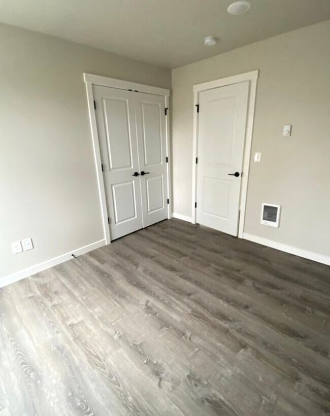 Building Photo - 3 Bed, 2.5 Bath Available in September!