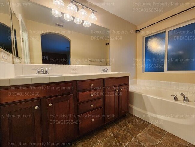 Building Photo - Spacious 4 bedroom 2 bathroom home located in the Ashton Falls community