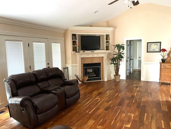 Building Photo - 1407 Camellia Dr