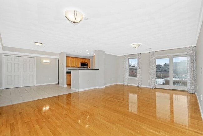 Building Photo - 260 Main St