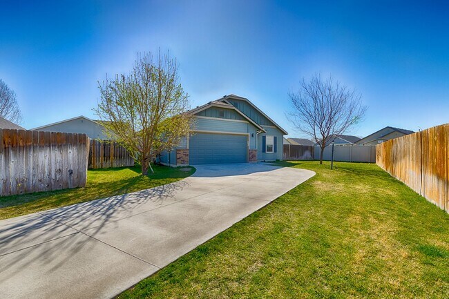 Building Photo - Nice family home in popular Star!