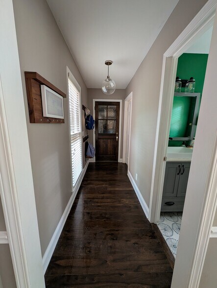 Building Photo - 400 Bradley Ct