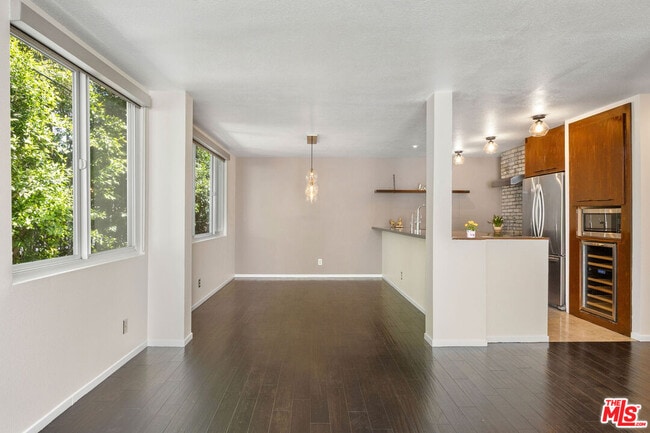 Building Photo - 8535 W Knl Dr