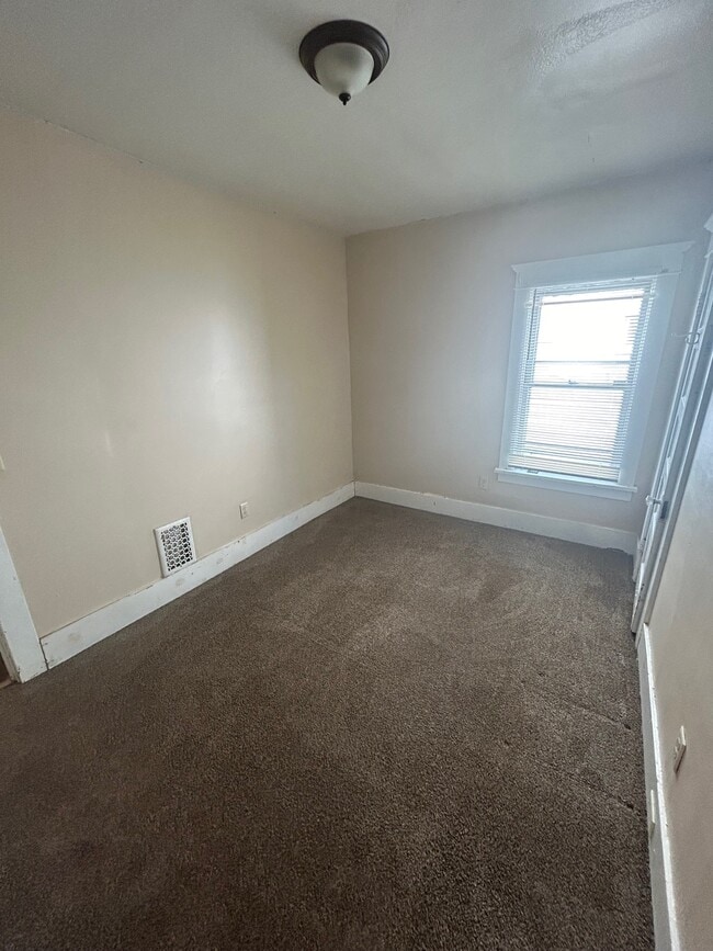 Building Photo - 63 Montrose Ave