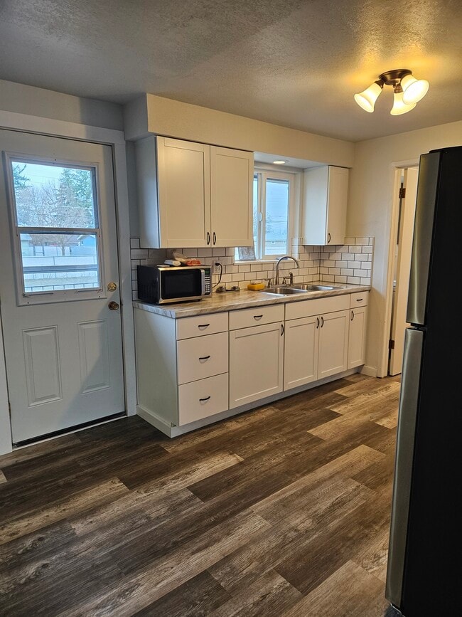 Building Photo - 15822 E Heroy Ave