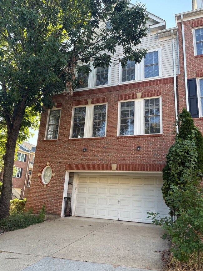 Building Photo - Immaculate 3 Bed 2 Full & 2 Half Bath End ...