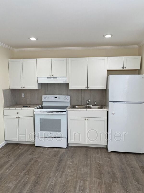 Building Photo - 790 N Grove St