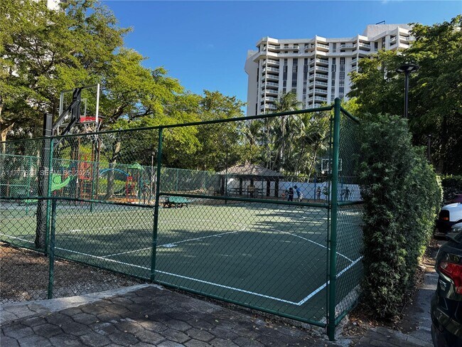 Building Photo - 2000 Towerside Terrace