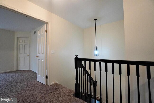Building Photo - 458 Country Club Dr
