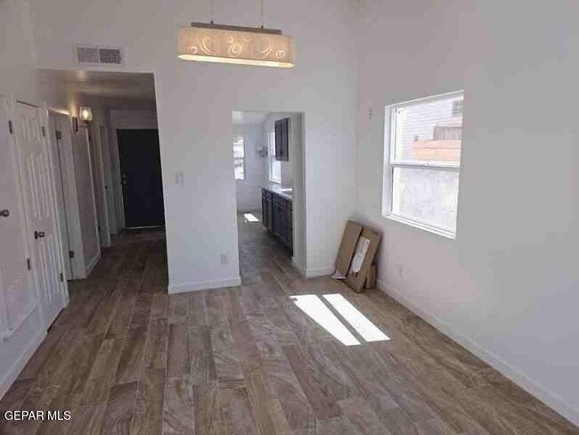 Building Photo - 6037 Morning Glory Cir