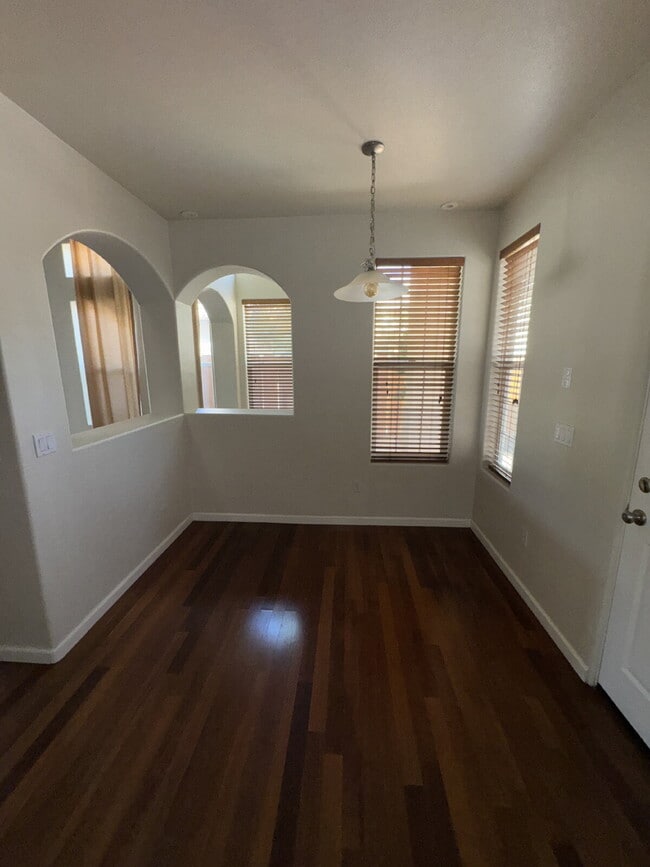 Building Photo - FIRST MONTH FREE RENT Luxurious 4-Bed, 4-B...