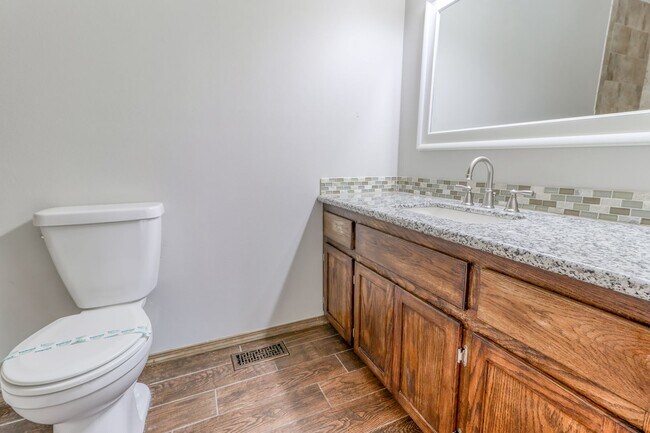 Building Photo - Custom 4BD Salmon Creek Home!