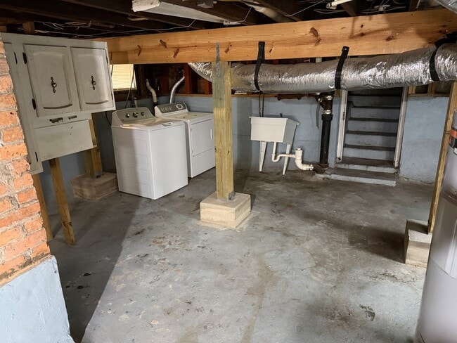 Building Photo - GHENT - 4 Bedroom Home with a Detached Garage